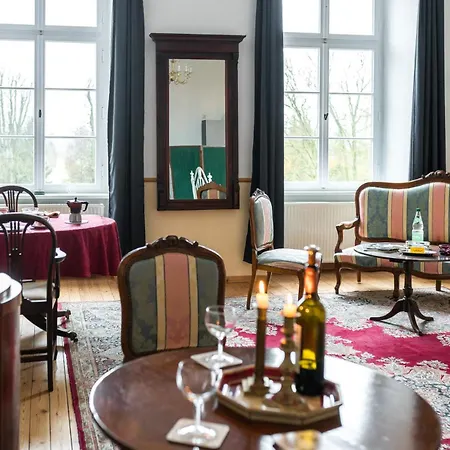 Schloss Lühburg-insel Der Ruhe Im Mecklenburger Parkland