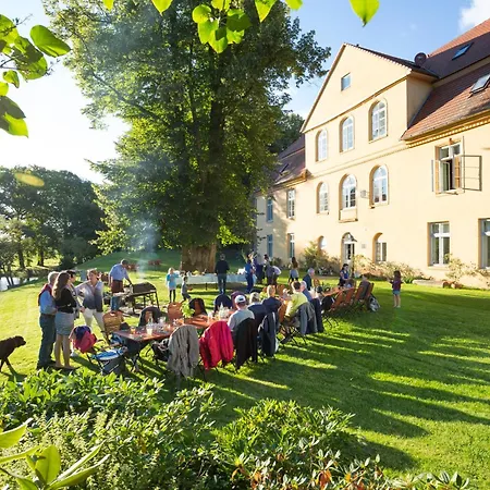 Schloss Luehburg-insel Der Ruhe Im Mecklenburger Parkland Walkendorf