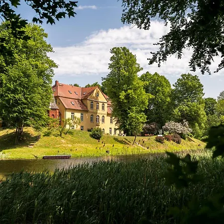 Schloss Luehburg-insel Der Ruhe Im Mecklenburger Parkland Walkendorf